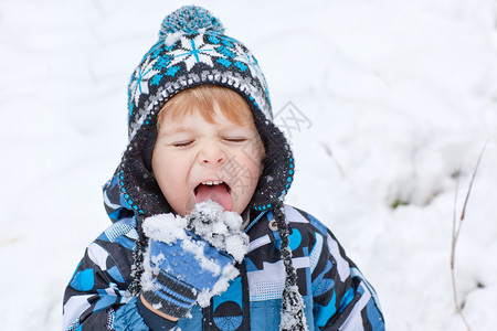 在美丽的冬日和户外雪地玩得开图片