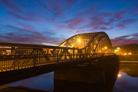 清晨Pilsudzki桥图片