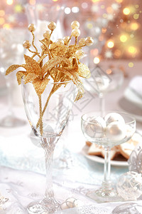 金枝在圣诞桌上白金色的姿势背景图片