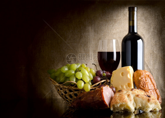 旧画布上的葡萄酒奶酪葡萄和香肠图片