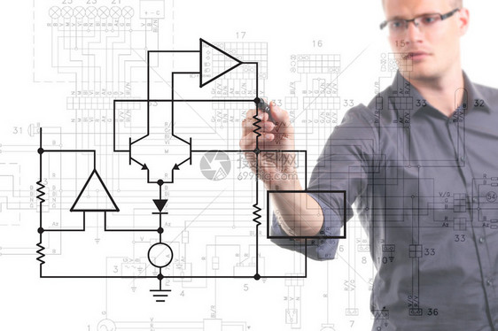 白板上的电气工程师图绘制电路图片