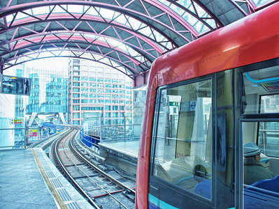 从伦敦地下火车站起飞的地铁列车图片