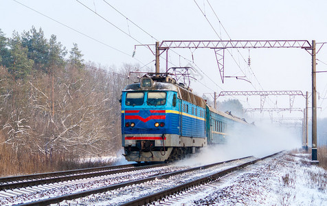 旅客列车沿雪轨快速移动图片