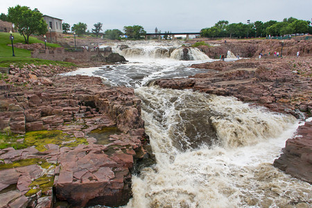瀑布公园的大苏河汹涌的水图片