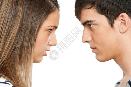 年轻夫妇面部表情愤怒的近距离肖图片