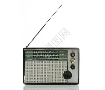 旧收音机上白色孤立背景图片