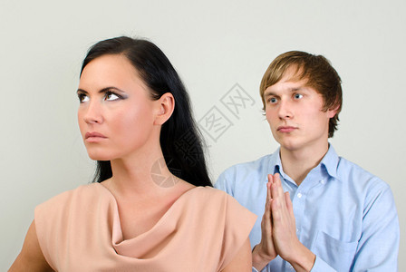 年轻夫妇吵架男人请求宽恕背景图片
