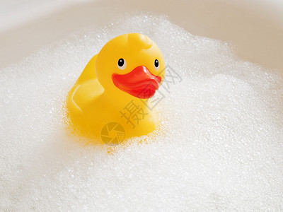 泡浴中的黄色橡皮鸭图片