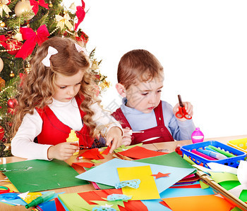 男女儿童为圣诞节做装饰品图片