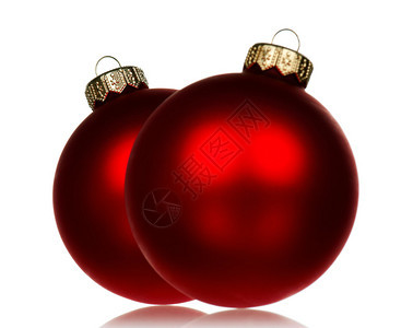 白色背景上的圣诞枞树的大红色小玩意背景图片