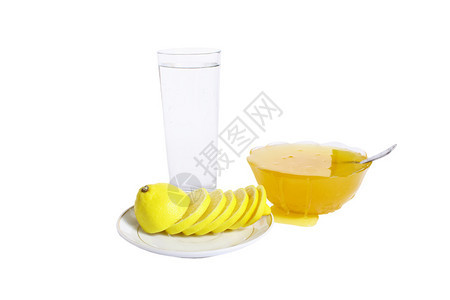 一杯水和柠檬在白色背景上分离的碗里的蜂蜜图片