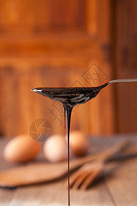 从茶匙中滴下的黑糖浆背景图片