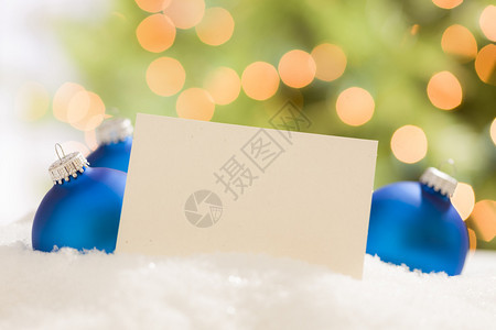 蓝色圣诞礼仪在空白的脱白卡后面准备为图片