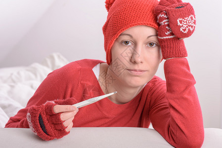 生病的女人在床上的胃痛宿醉失眠或失眠烟道流感图片