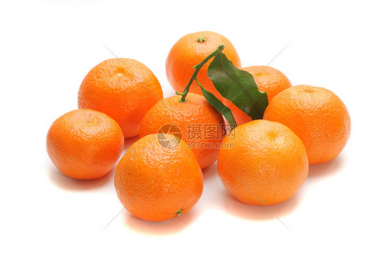 组上白色孤立的橙色水果图片