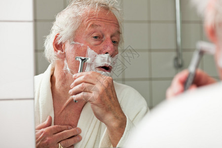 老人在浴室里刮胡子图片