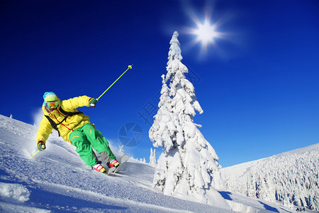 滑雪者在高山滑雪下坡图片