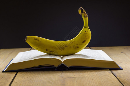 用木桌上的香蕉预订图片