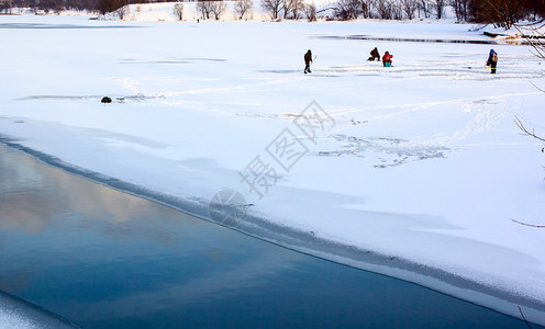 日落时在冰上捕鱼图片