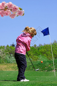 打高尔夫球的小女孩图片