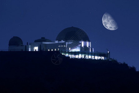 格里菲斯天文台在晚上晴朗的天空与星和月亮科学摄影收藏美国加利福尼亚州洛杉矶格图片