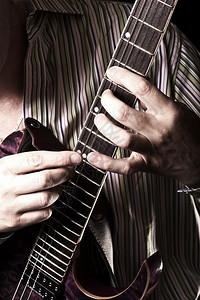 吉他玩家男玩吉他垂直摄图片