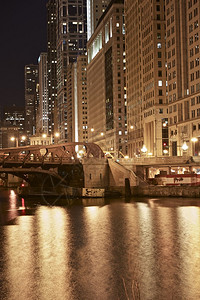 芝加哥黄金之夜瓦克大道和芝加哥河芝加哥市中心在晚图片