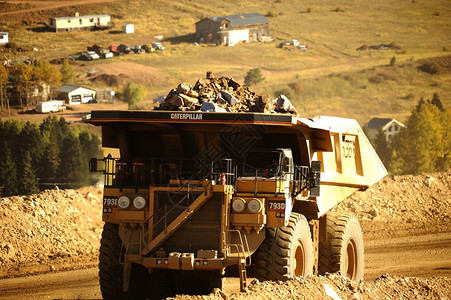 高清矿车金矿和重型卡车用大石头图片