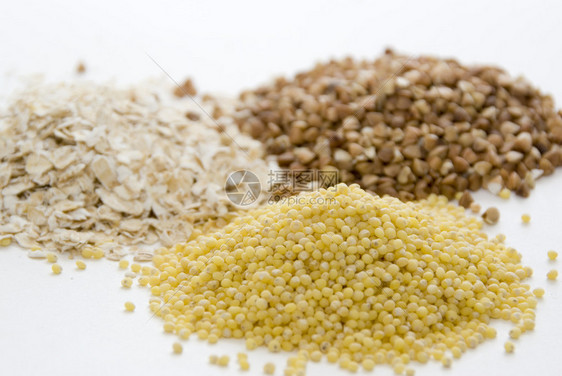 燕麦荞麦和小米的谷物堆图片