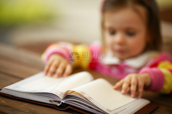 小女孩读一本书图片