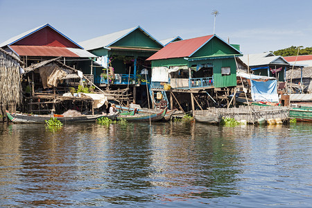 在柬埔寨TonleSap湖上浮动捕鱼村Kampong图片