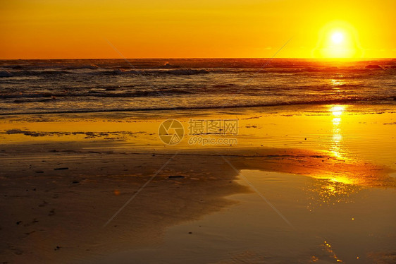 海滩日落在海滩的太平洋日落图片