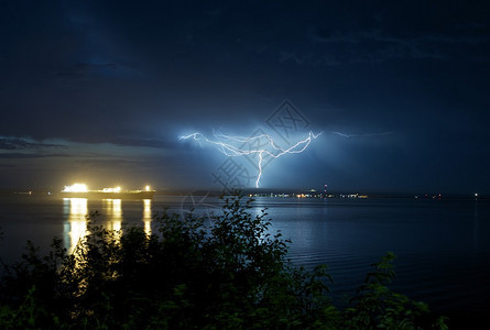 华盛顿港安赫莱斯的闪电太平洋盐海夜间风暴和大型商船恶劣天气摄影收藏图片