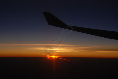 太阳从飞机上升起神奇的颜图片