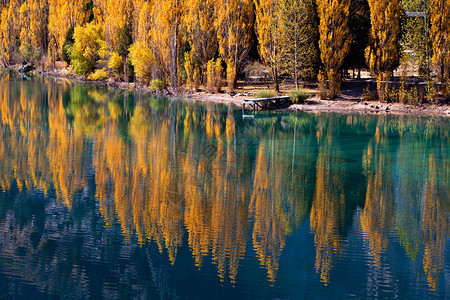 在山的湖秋天风景图片