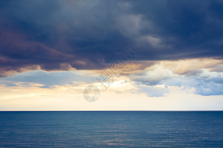海面上风暴云的图像图片