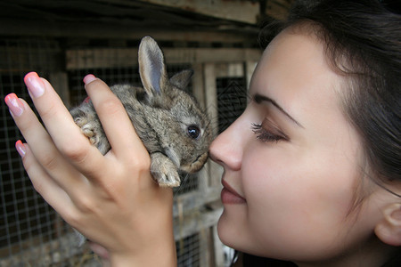 一个带着兔子的漂亮女图片
