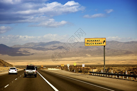 美国内华达高速公路拉斯维加斯附近的内华达沙漠越野图片