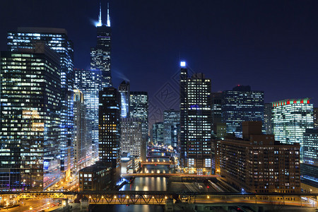 芝加哥市中心与芝加哥河的画图片