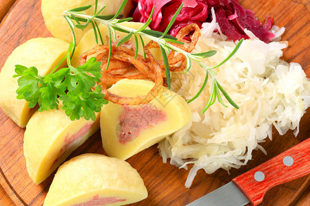 肉馅土豆饺子配菜板上的卷心菜丝图片