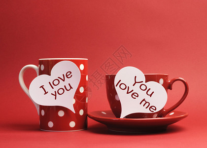 情人节我爱你和你爱我的消息写在红色圆点杯上的心形志上图片