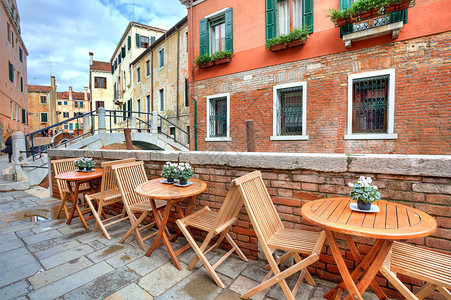 在意大利威尼斯典型的多彩房屋和小桥中狭窄街图片