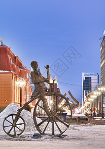 纪念碑自行车发明者叶卡捷琳堡的叶菲姆阿尔塔莫诺夫图片