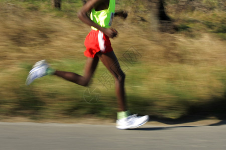 非洲跑者在路上的图片