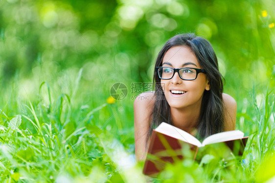 躺在草地上阅读红书与夏日绿色公园对峙的美丽笑得发光的黑图片