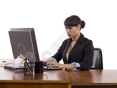 办公室女工作人员在她办公桌上工作图片