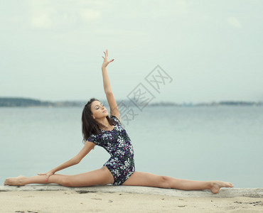 年轻职业体操运动员女子舞蹈图片