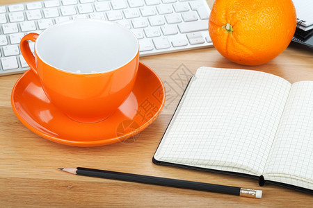 咖啡杯橙子水果和木制桌图片