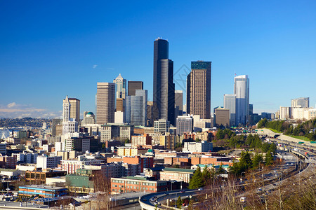 西雅图天际线与城市摩天大楼和蓝天华图片