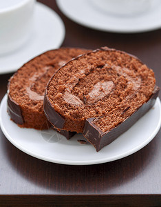 盘子上的巧克力蛋糕图片